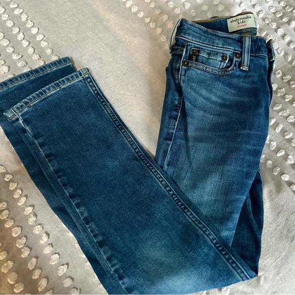 Boys Abercrombie kids jeans 9/10 slim - Picture 2 of 4